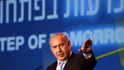 Benjamin Netanyahu joking about death rumours showing five fingers